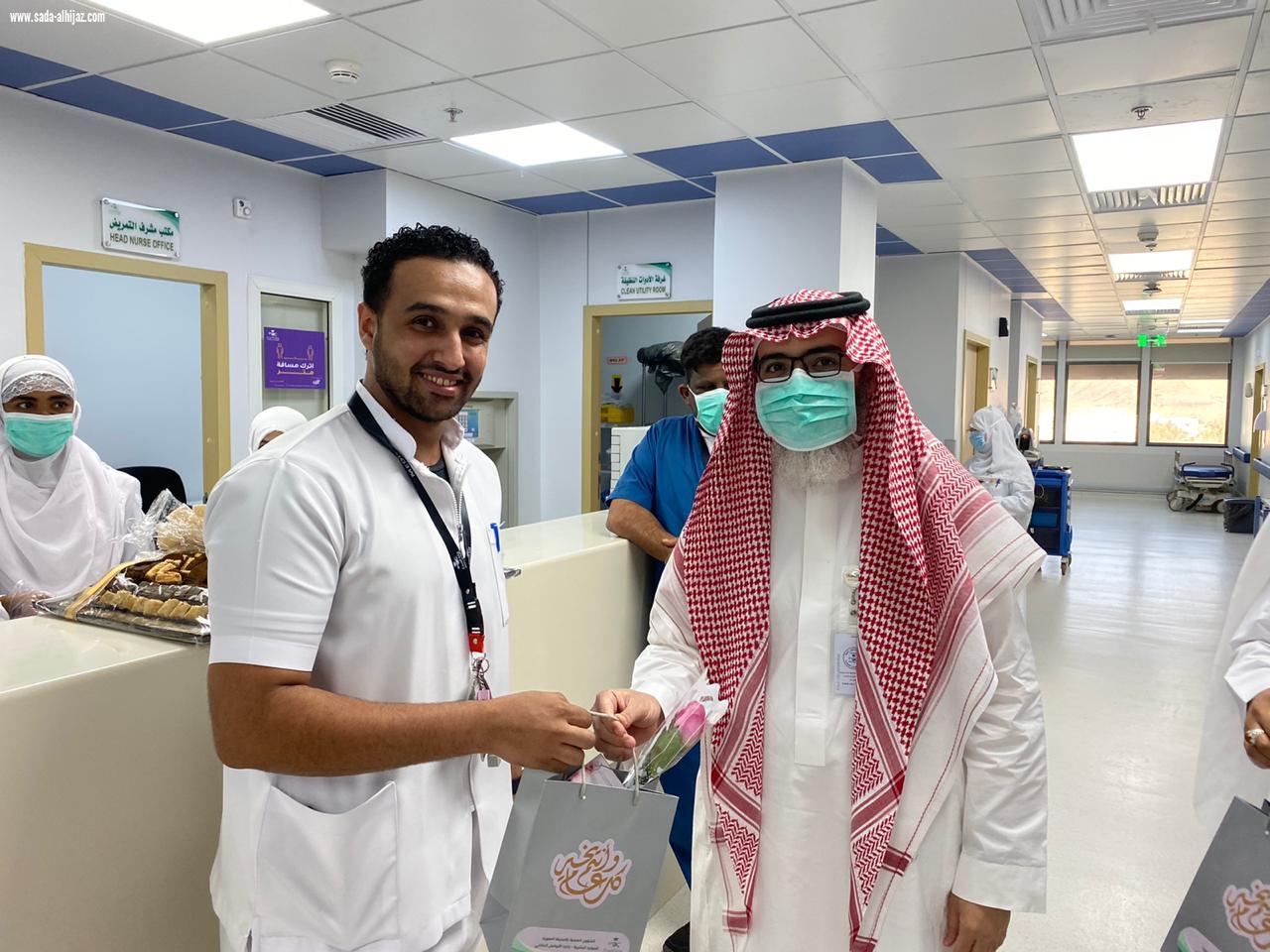 مستشفى الملك فهد بالمدينة يعايد المرضى والموظفين ويطلق مبادرة  خدمة وإبتسامة 