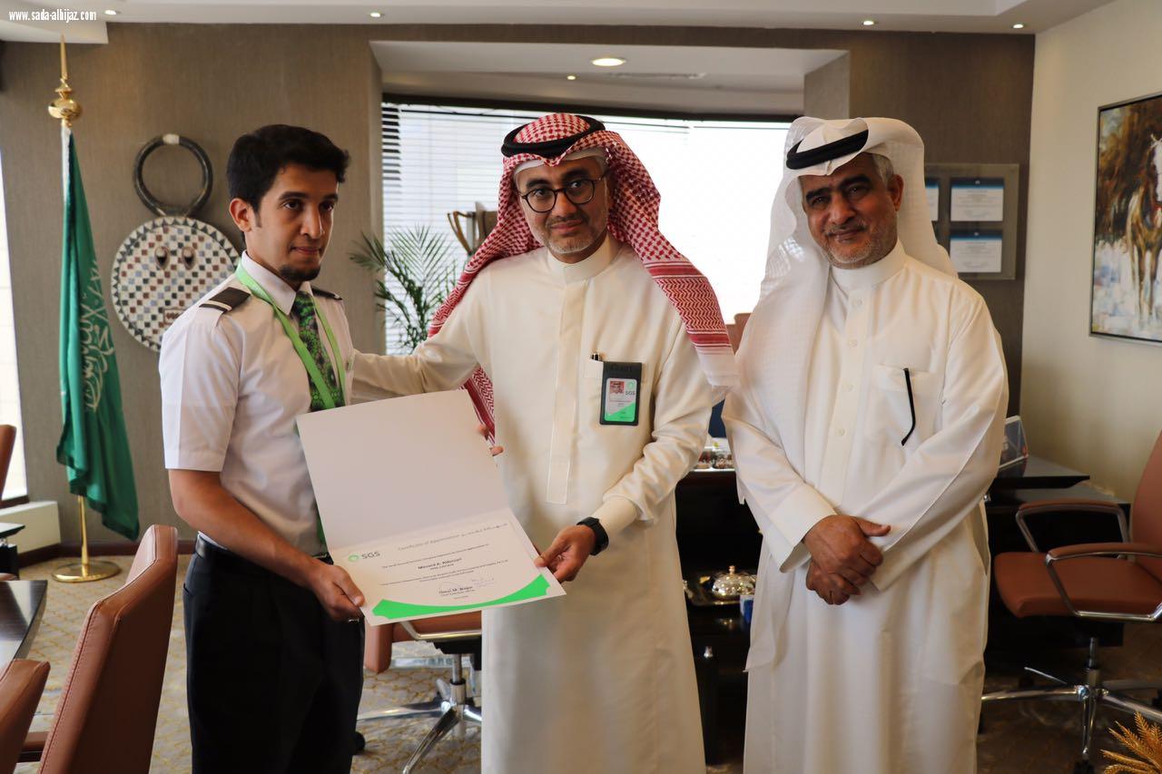 الرئيس التنفذي للشركة السعودية للخدمات الأرضية يكرم آحد موظفين لإمانته