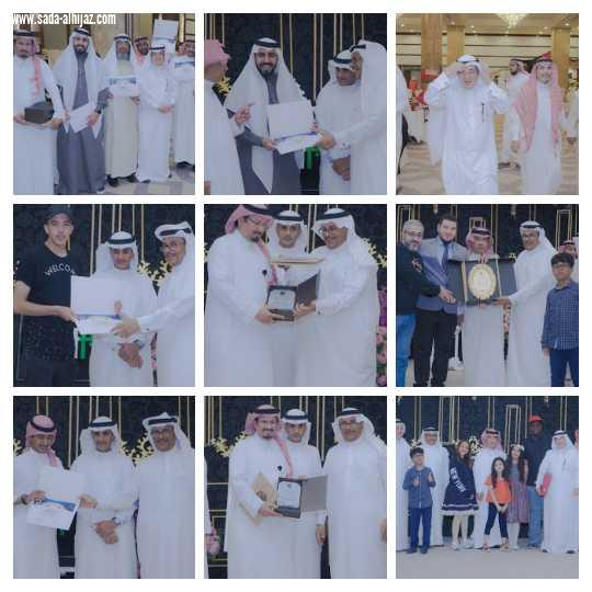 المفكر الاعلامي جمعه الخياط والاعلاميين يتجولون في معرض أنامل مكية