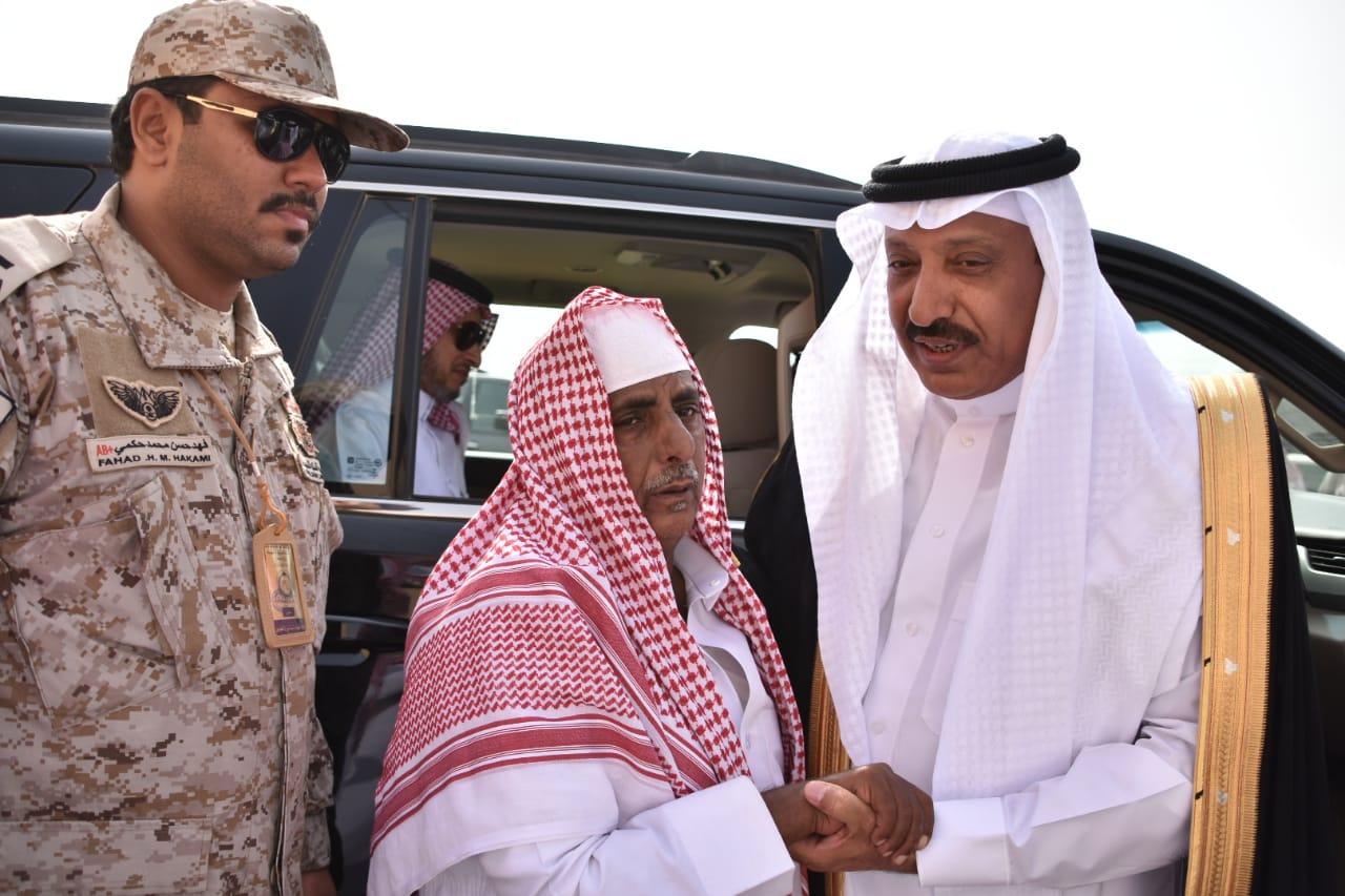 بالصور محافظ صامطة زعلة يؤدي صلاة الميت على الشهيد الصميلي