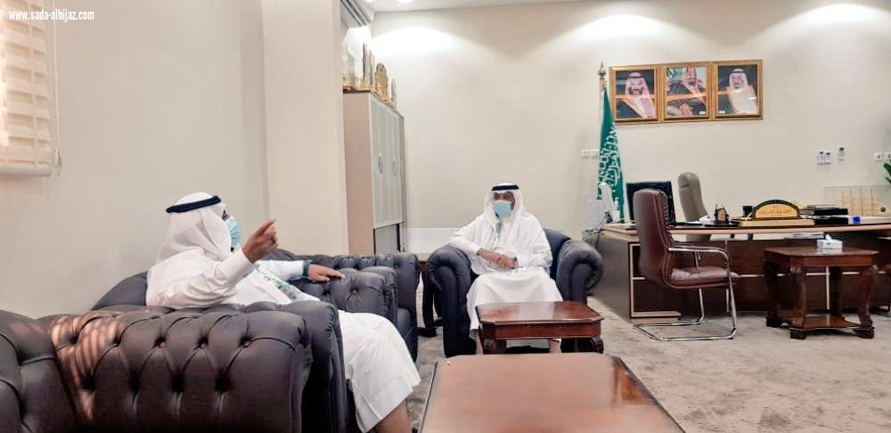 محافظ صامطة يستقبل مدير مكتب التعليم بالمحافظة لتهنئته باليوم الوطني الـ90