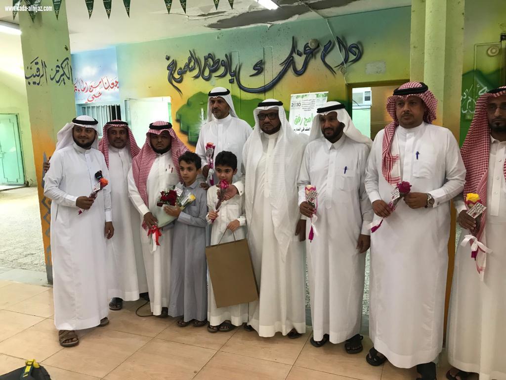 ابتدائية العباس تحتفل بيوم المعلم 