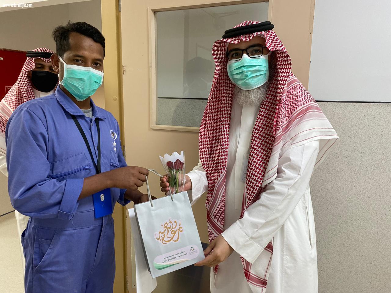 مستشفى الملك فهد بالمدينة يعايد المرضى والموظفين ويطلق مبادرة  خدمة وإبتسامة 
