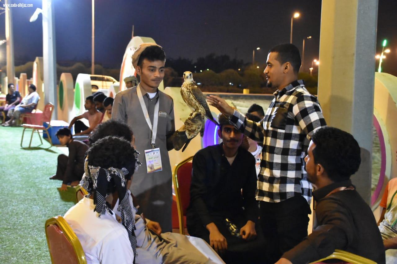 شهد إقبالا كبيرا خلال يومه الثاني الزوار يتعرفون على أنواع الصقور بصامطة ويلتقطون الصور التذكارية