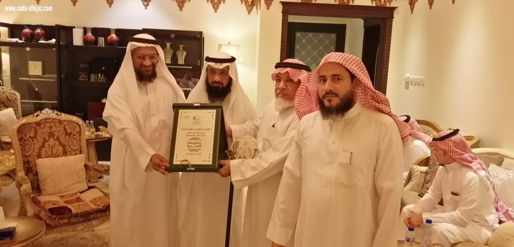 بر الطوال تمنح العضوية الفخرية للشيخ منصور الونيس وتكرمه بدرع