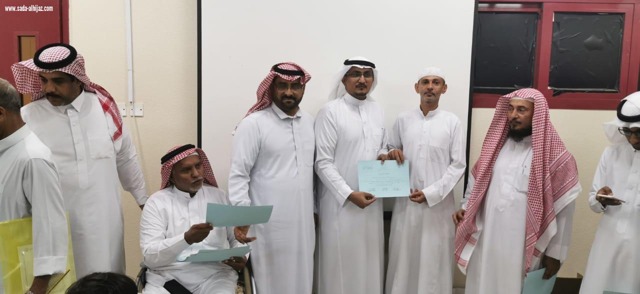 تنمية الطوال تكرم وتشارك الطلاب المستجدين ومنسوبي مدرسة عبدالملك بن مروان بالعام الدراسي الجديد