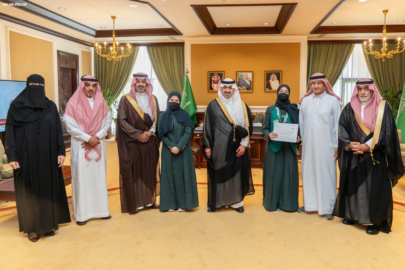 نائب أمير منطقة تبوك يستقبل الطالبات الفائزات بمعرض 