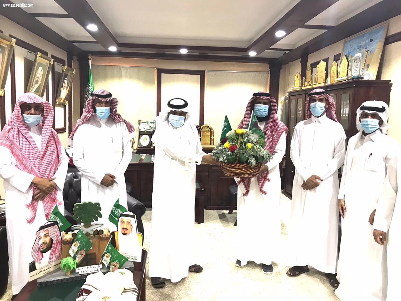 بمناسبة ذكرى البيعة.. محافظ بيش يستقبل مدير مكتب التعليم وعددًا من قادة المدارس