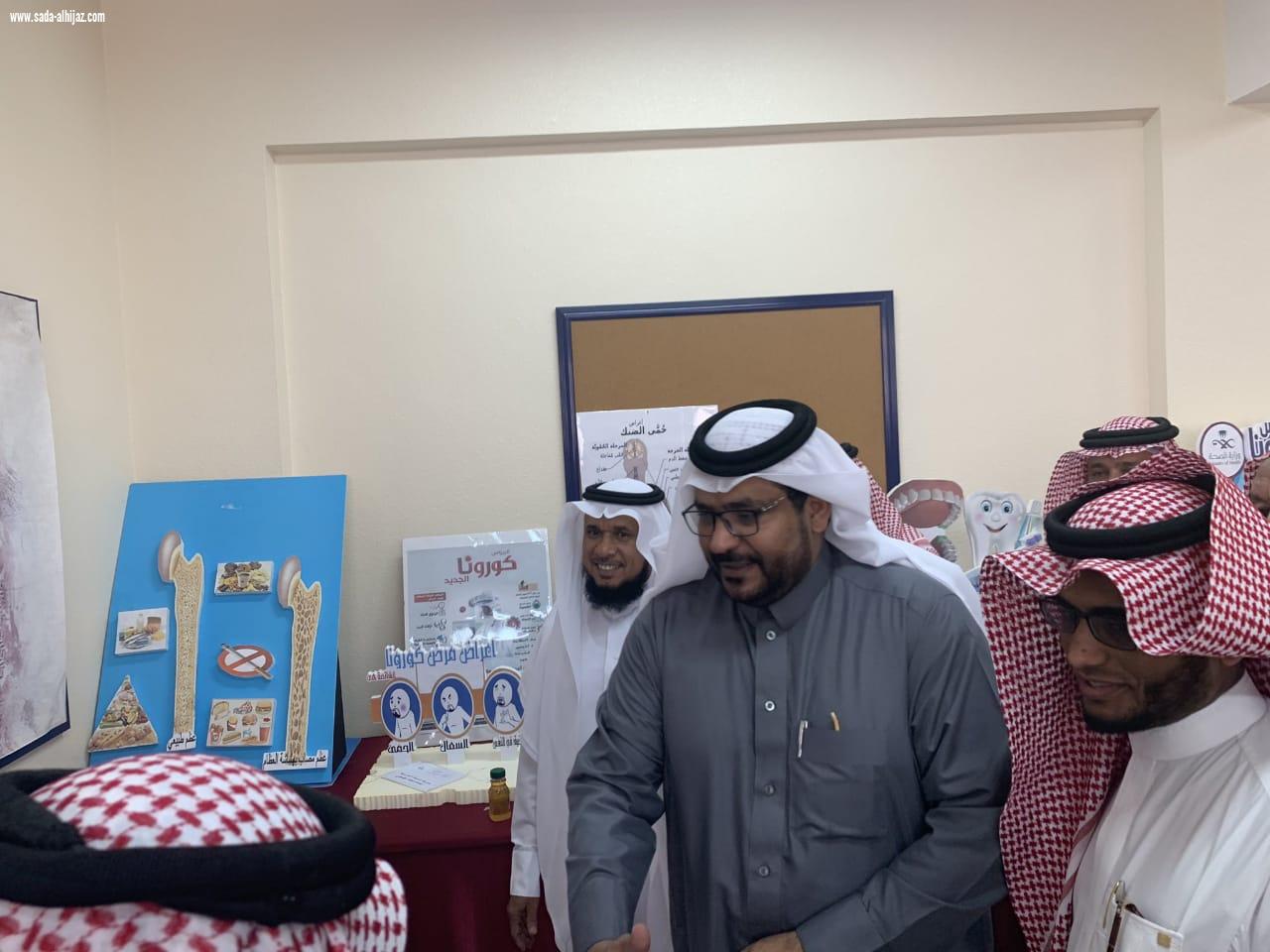 محافظ العيدابي الظافري يدشن معرض التوعية الصحية لفيروس اكرونا بتعليم العيدابي 