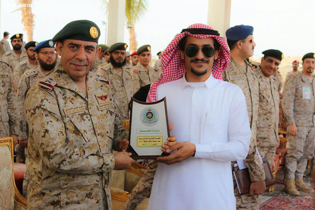 المحض يهدي الشريف هزاع العبدلي وأبناءه كأس وزارة الدفاع