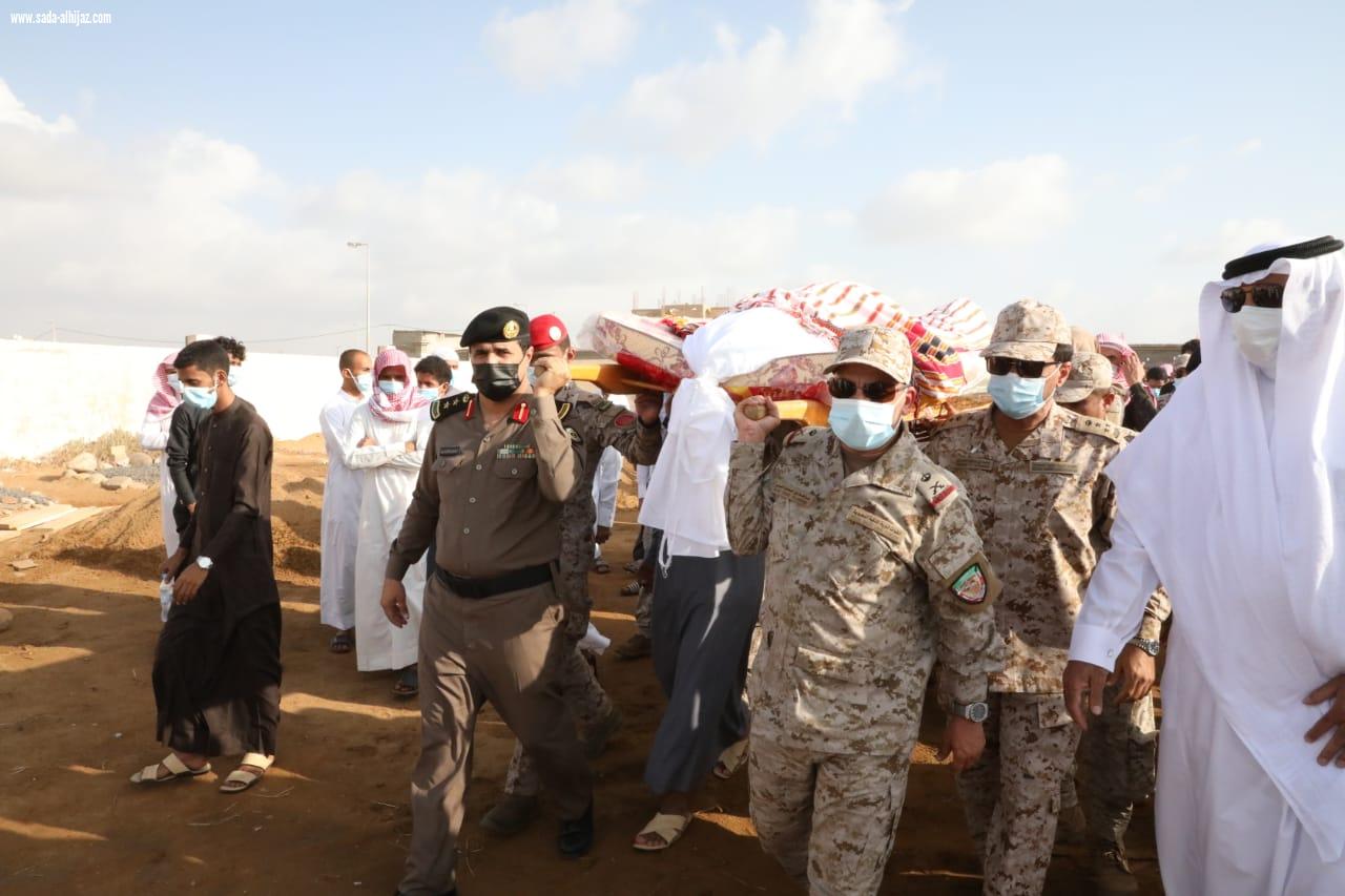 محافظ صامطة وقائد قوة جازان يتقدمان مشيّعي الشهيد الرقيب 