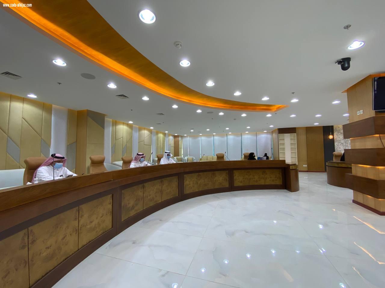 رئيس جامعة الباحة يعقد الاجتماع الثاني للجنة وضع الخطط والتدابير لضمان العودة الحضورية