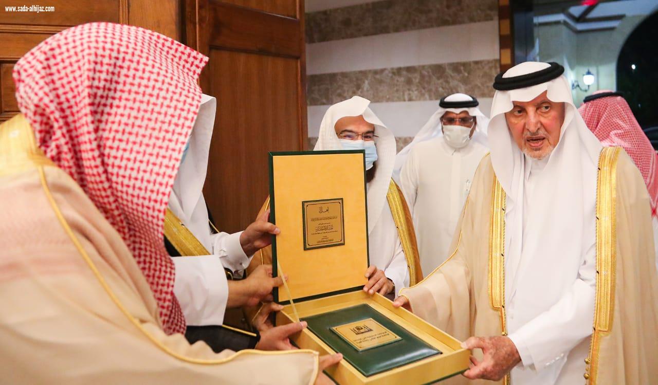 سمو أمير منطقة مكة المكرمة يتسلّم من الرئيس العام خطة الرئاسة لموسم حج هذا العام وتقريراً عن جهودها الاحترازية لمواجهة فيروس كورونا في المسجد الحرام