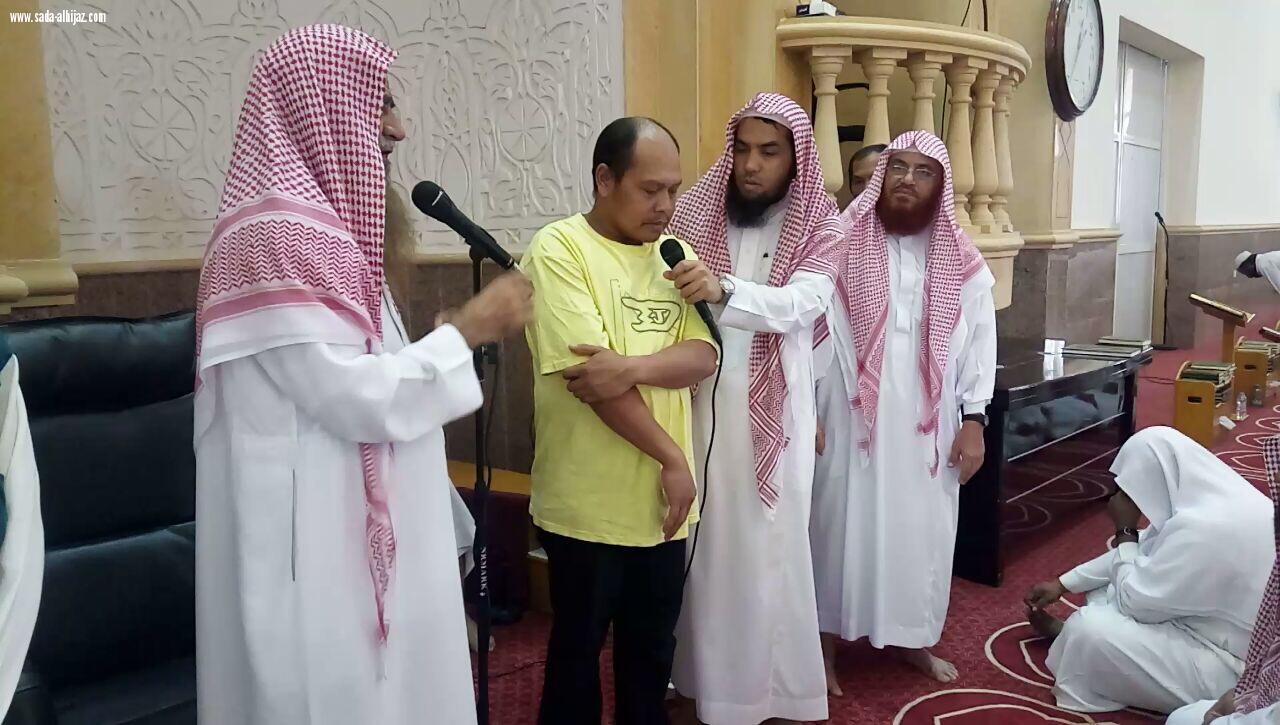 إسلام ثلاثه  من الجاليه  الفلبينيه  ببيش