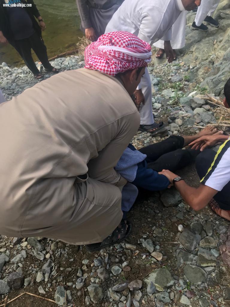 أحد منسوبي مدني المدينة الجندي اول عادل المغامسي يصادف حالتي غرق أثناء تواجده للتنزه .