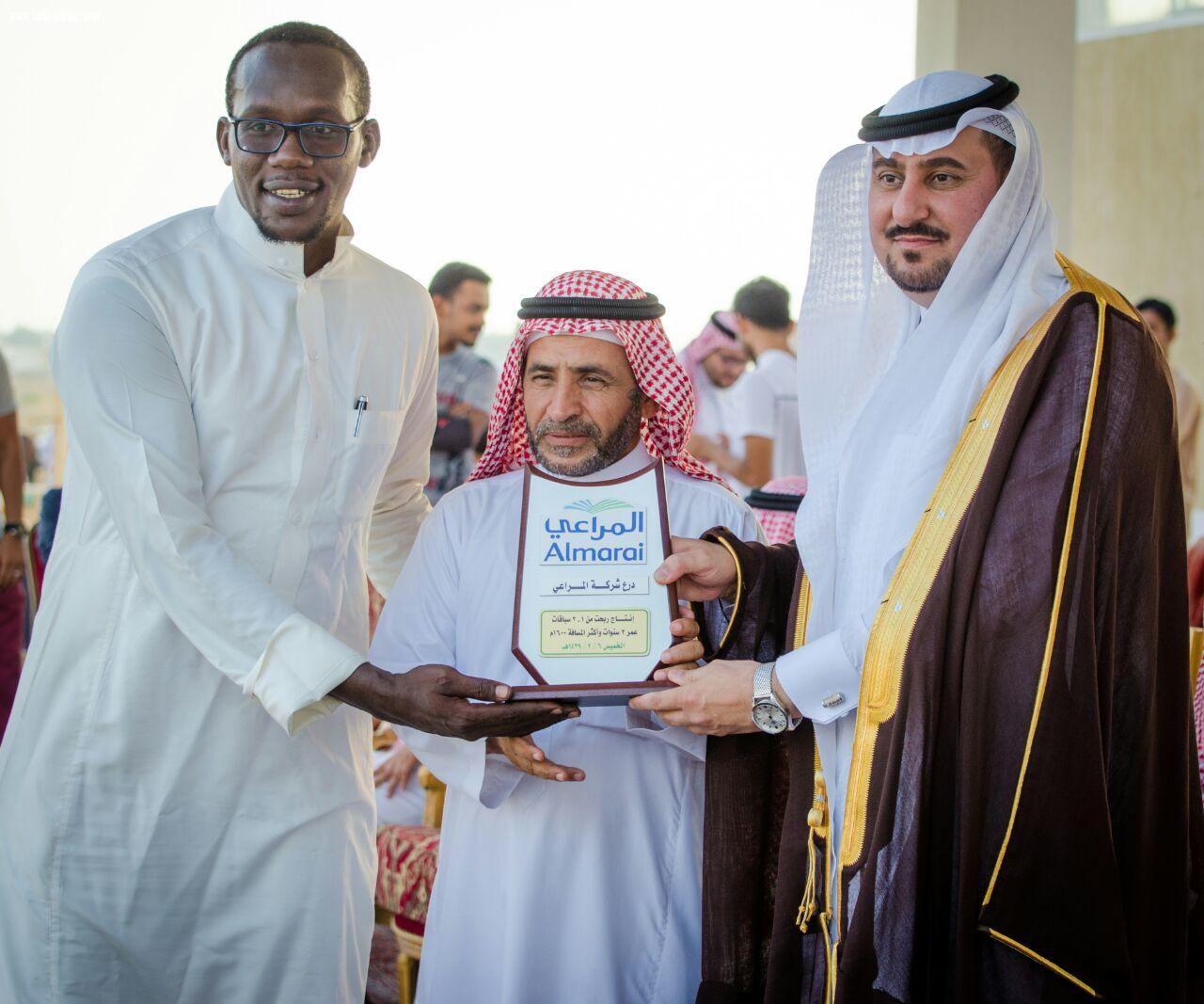 مسؤول إدارة الفعاليات بالمراعي فهد الشمري يوزع الكؤوس على  الفائزين في فروسية جدة 