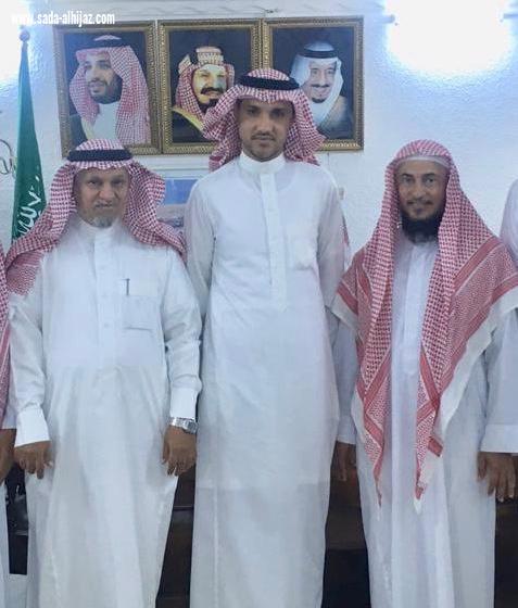 لجنة التنمية الاجتماعية بالطوال تزور محافظ الطوال المكلف لتكريم الاعلاميين الذين ابرزوا دور اللجنة