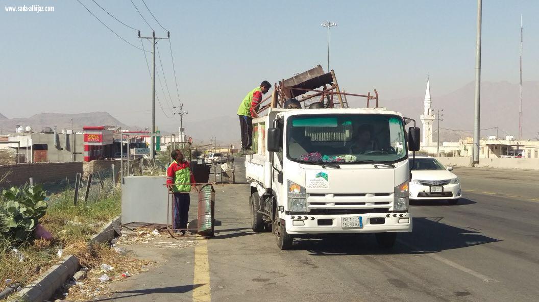 بلدية العزيزية تزيل مباسط شاي الجمر في وادي نعمان