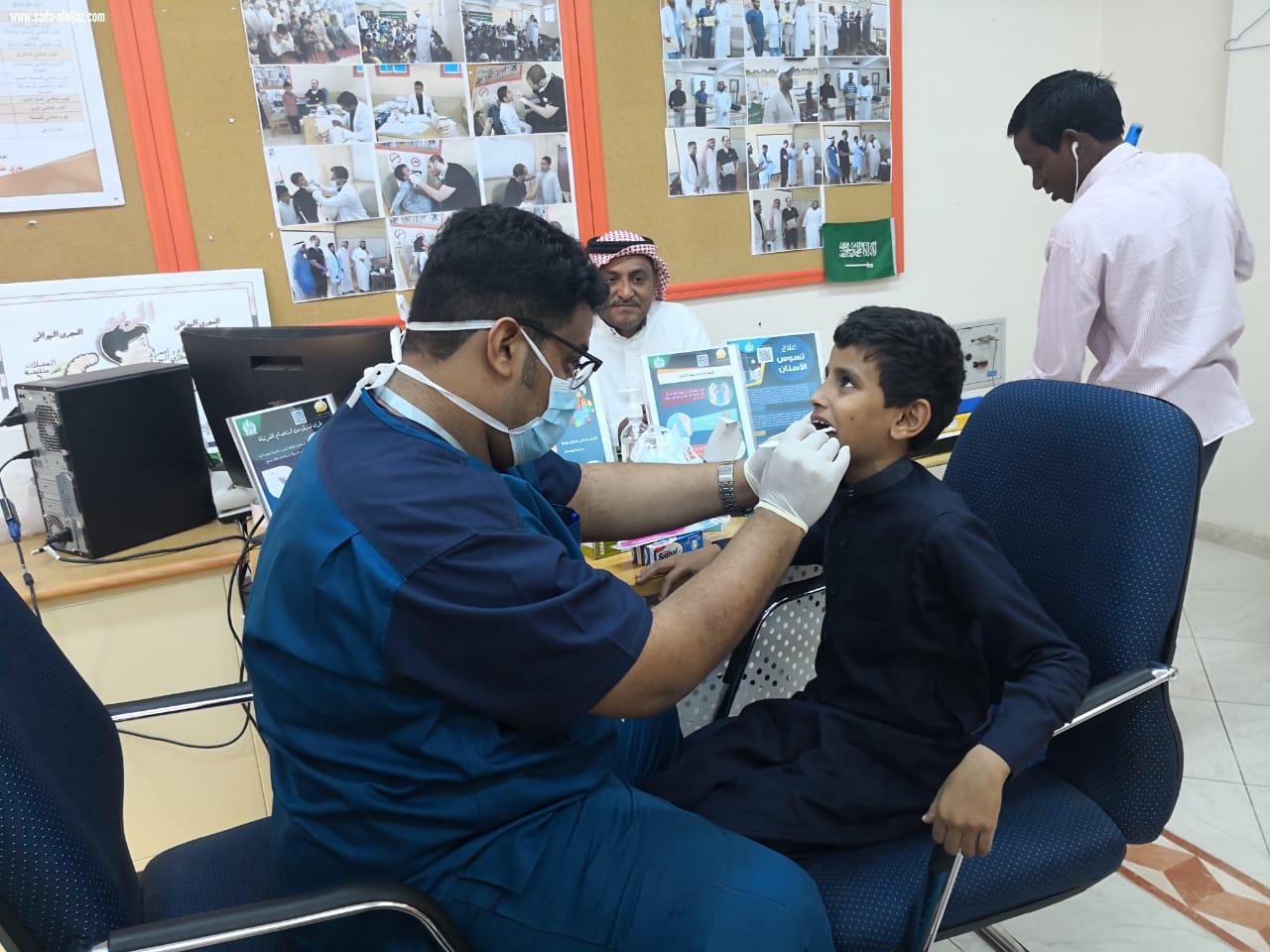 كلية طب الأسنان بجامعة جازان تطلق قافلة طبية لتثقيف طلاب مدرسة صلاح الدين بأبوعريش