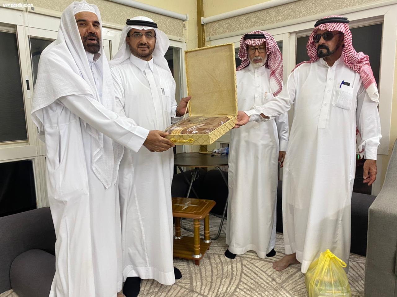 مشرفوا المواد الاجتماعية يحتفون بزميلهم الغامدي ويشاهدون قصر عمرو بن حممة الدوسي