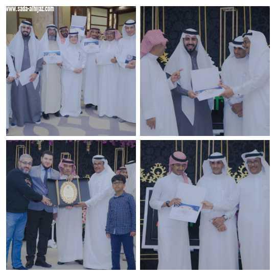 المفكر الاعلامي جمعه الخياط والاعلاميين يتجولون في معرض أنامل مكية