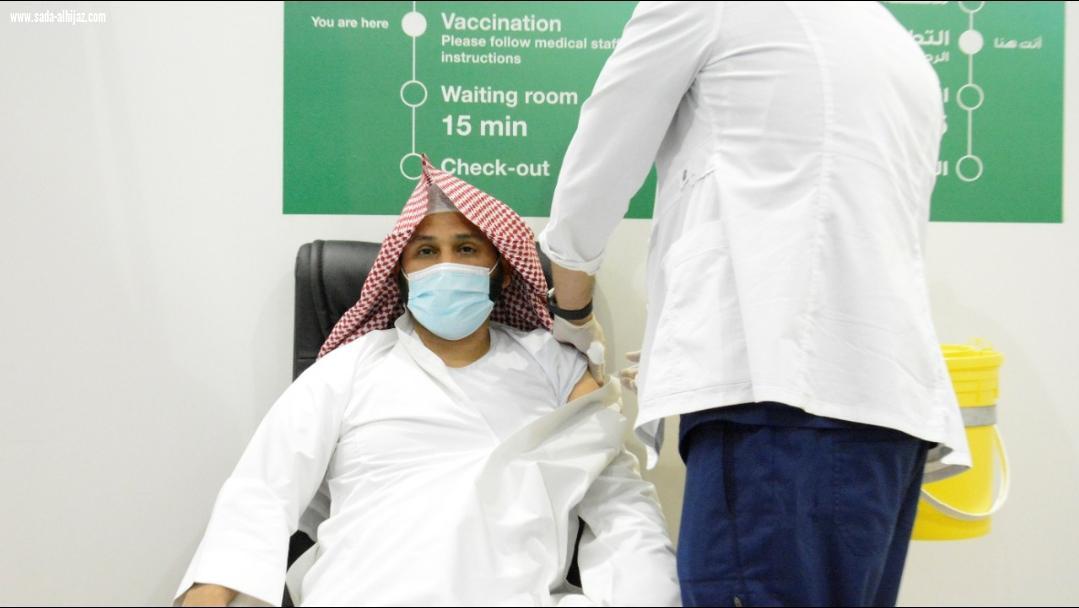 المدخلي يتلقى الجرعة الاولى من لقاح كورونا 