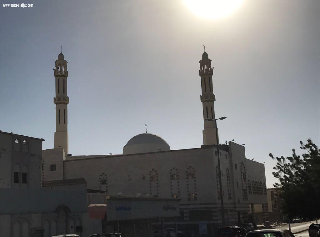 الشيخ (بن حميد) يؤم المصلين بمسجد معاذ بن جبل  بالسبهاني