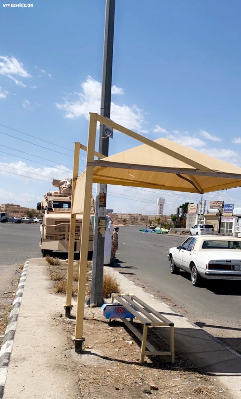 الروقي يوزع المضلات ليقي رجال الأمن من حرارة الشمس