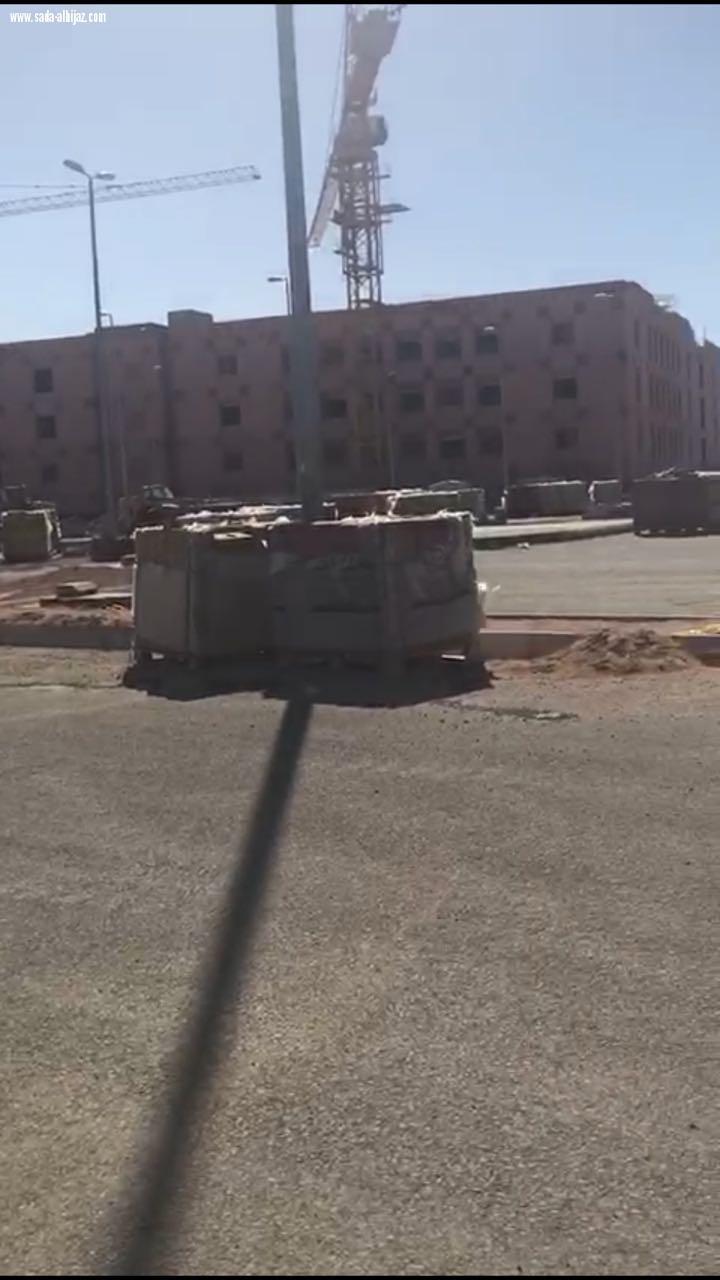 جامعة طيبه تواصل أعمال تنفيذ مواقف السيارات .. 