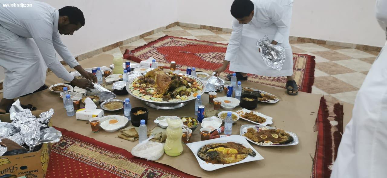 منسوبو وحدة أمن مطار الملك عبدالله الدولي بجازان يكرمون زملاءهم المتقاعدين