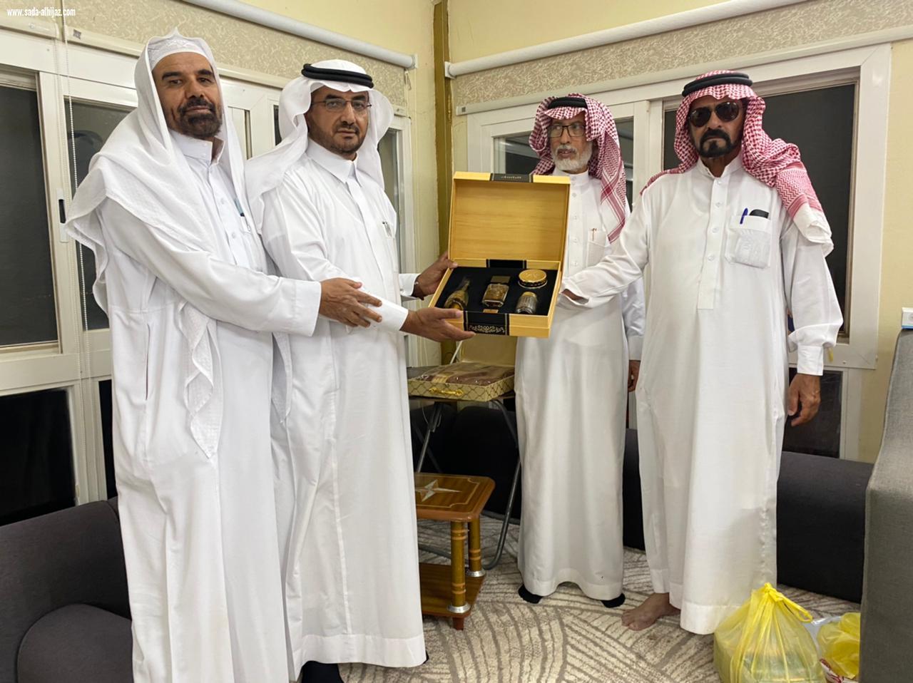 مشرفوا المواد الاجتماعية يحتفون بزميلهم الغامدي ويشاهدون قصر عمرو بن حممة الدوسي