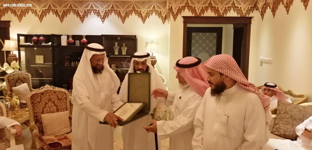 بر الطوال تمنح العضوية الفخرية للشيخ منصور الونيس وتكرمه بدرع