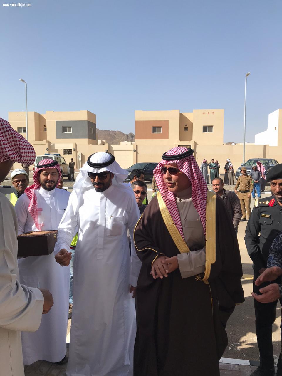 محافظ العلا يسلم الدفعة الأولى من الفلل الجاهزة لمشروع إسكان العلا.