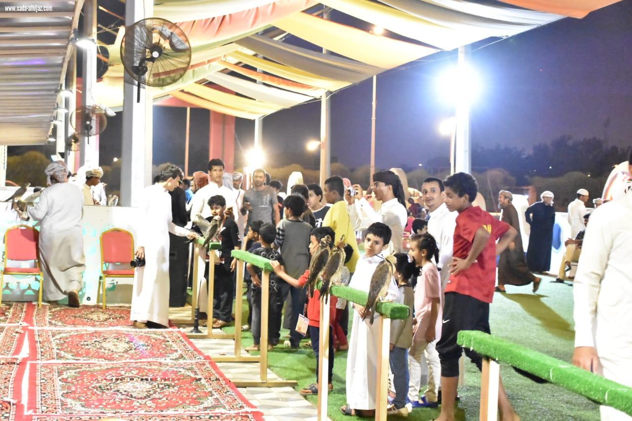 شهد إقبالا كبيرا خلال يومه الثاني الزوار يتعرفون على أنواع الصقور بصامطة ويلتقطون الصور التذكارية