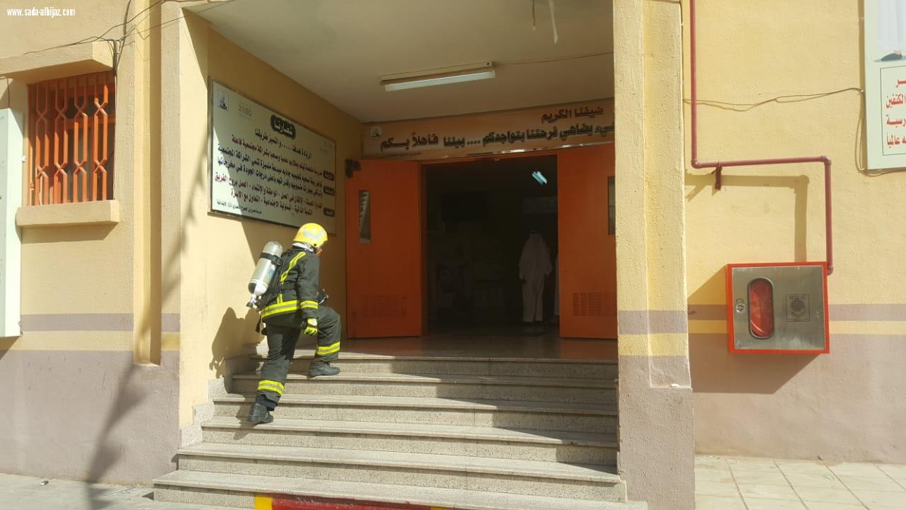 بالصور مدني المدينة المنورة ينفذ تجربة فرضية لإخلاء مدرسة عمرو بن الجموح الابتدائية  