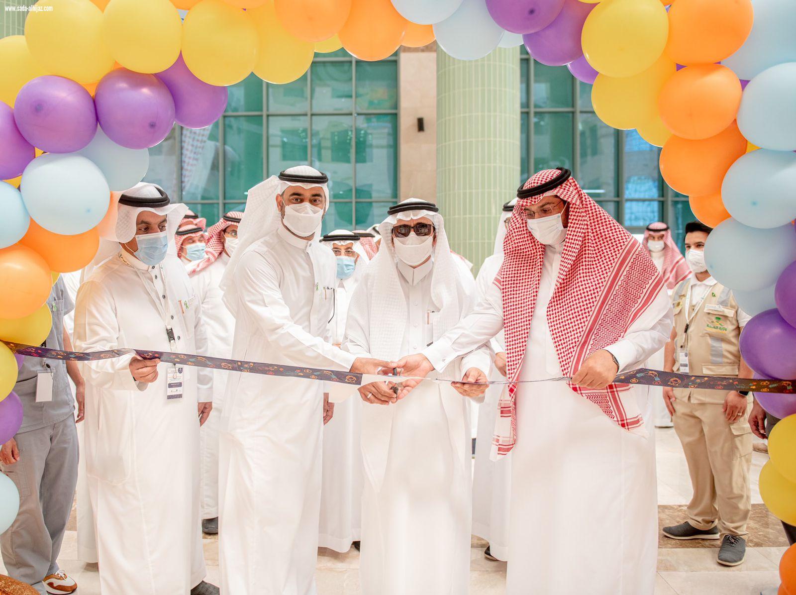 معالي رئيس جامعة الباحة يفتتح معرض اليوم العالمي للصحة النفسية