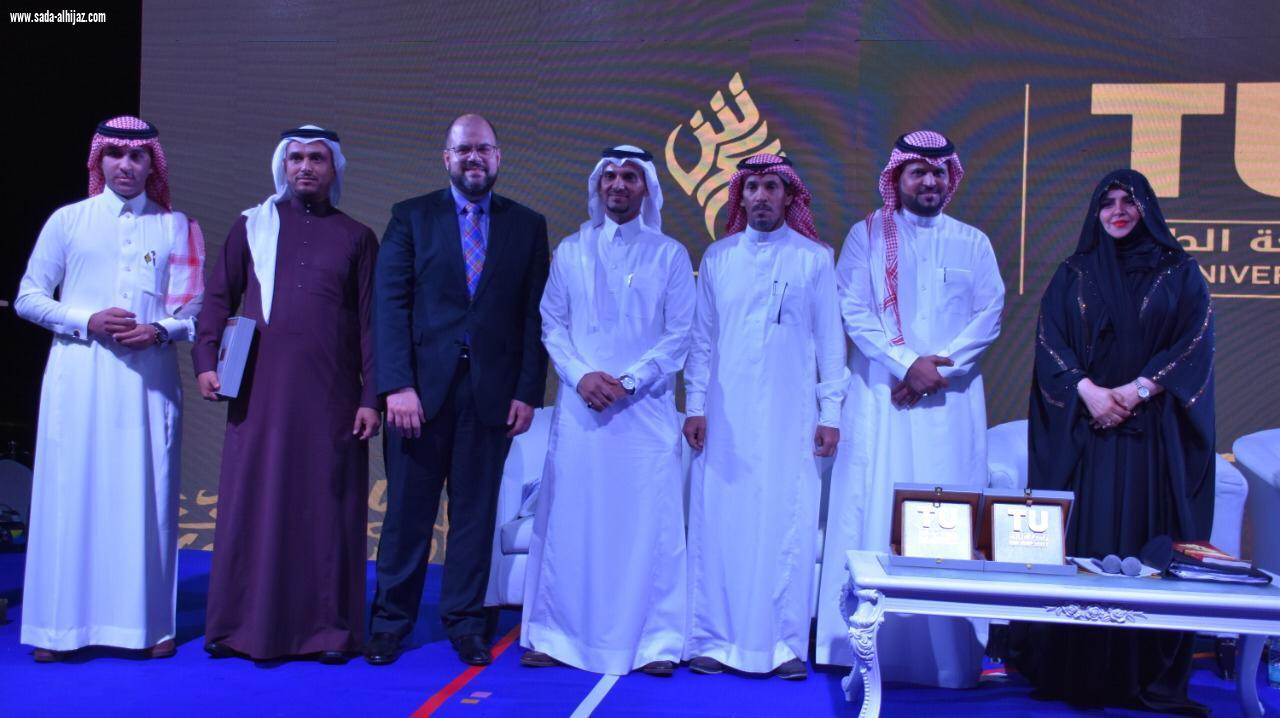 القنصل الأمريكي يُكرم رؤساء مجلة شبابيك العالمية على مسرح الحديقة الثقافية