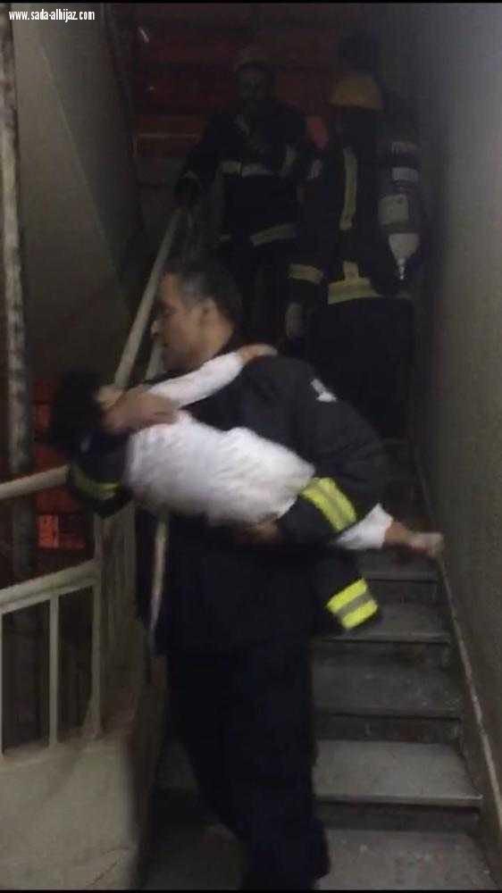 شاحن جوال» يُشعل حريقاً ويخلي 21 شخصاً الجمعة / 13 / ربيع الأول / 1439