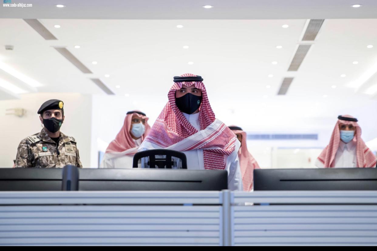 وزير الداخلية يقف على سير العمل بمركز القيادة والسيطرة في مشعر منى