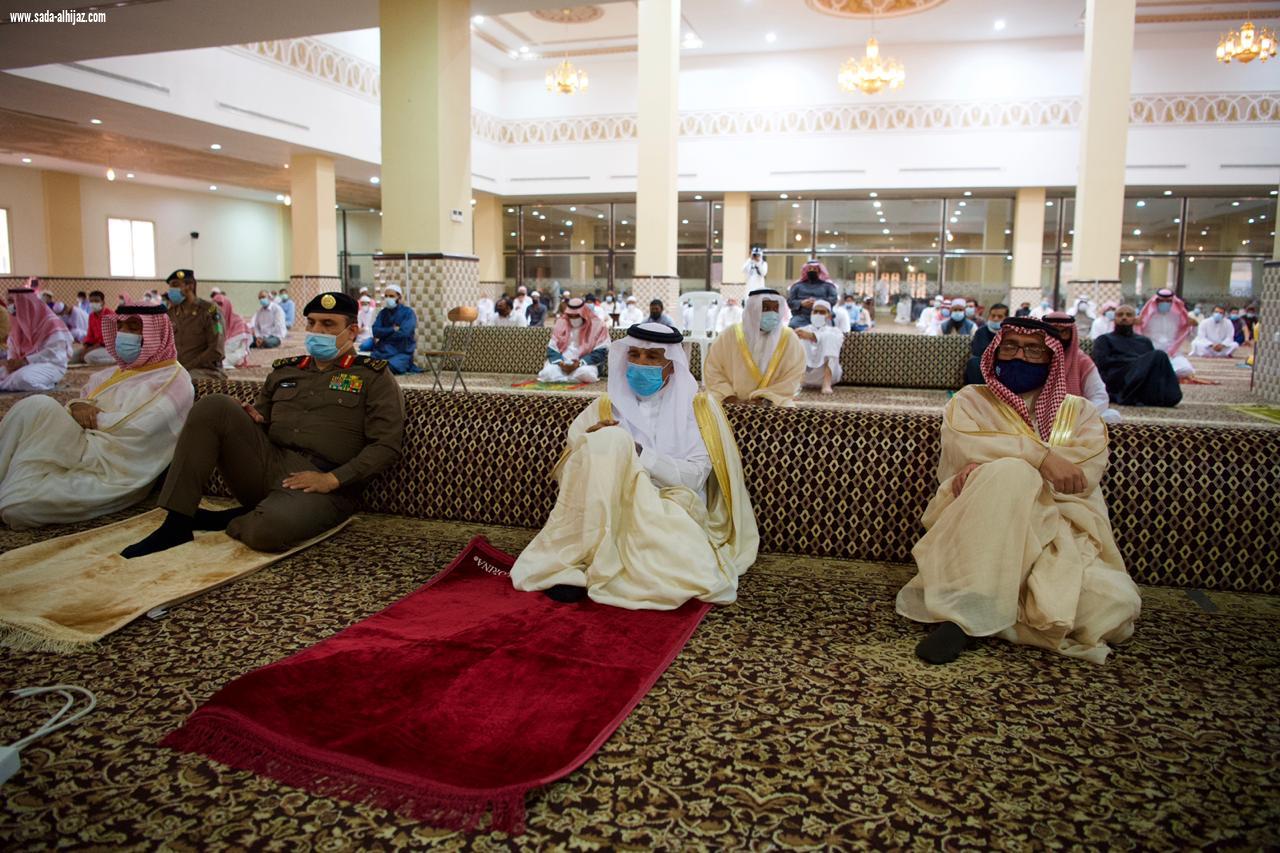 وكيل اماره الباحة يودي صلاه العيد بمسجد الملك فهد  بالباحة 