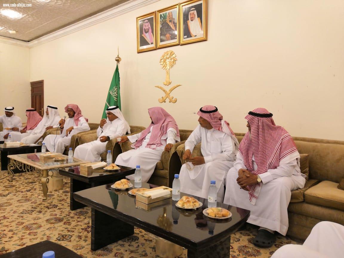 لتفعيل دور المجتمع المحلي والتطوعي محافظ العلا المكلف يستقبل فريق تزاور التطوعي