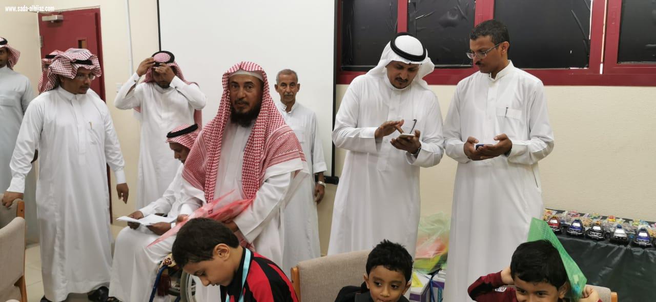 تنمية الطوال تكرم وتشارك الطلاب المستجدين ومنسوبي مدرسة عبدالملك بن مروان بالعام الدراسي الجديد