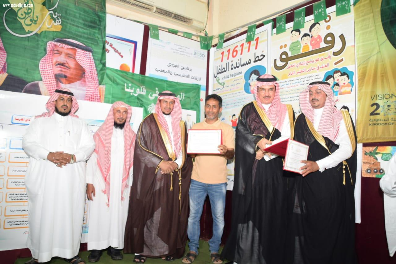 لجنة التنمية الاجتماعية بالطوال تكرم أبناء الشهداء والطلاب المتفوقين في برنامج ( طفل الطــوال )