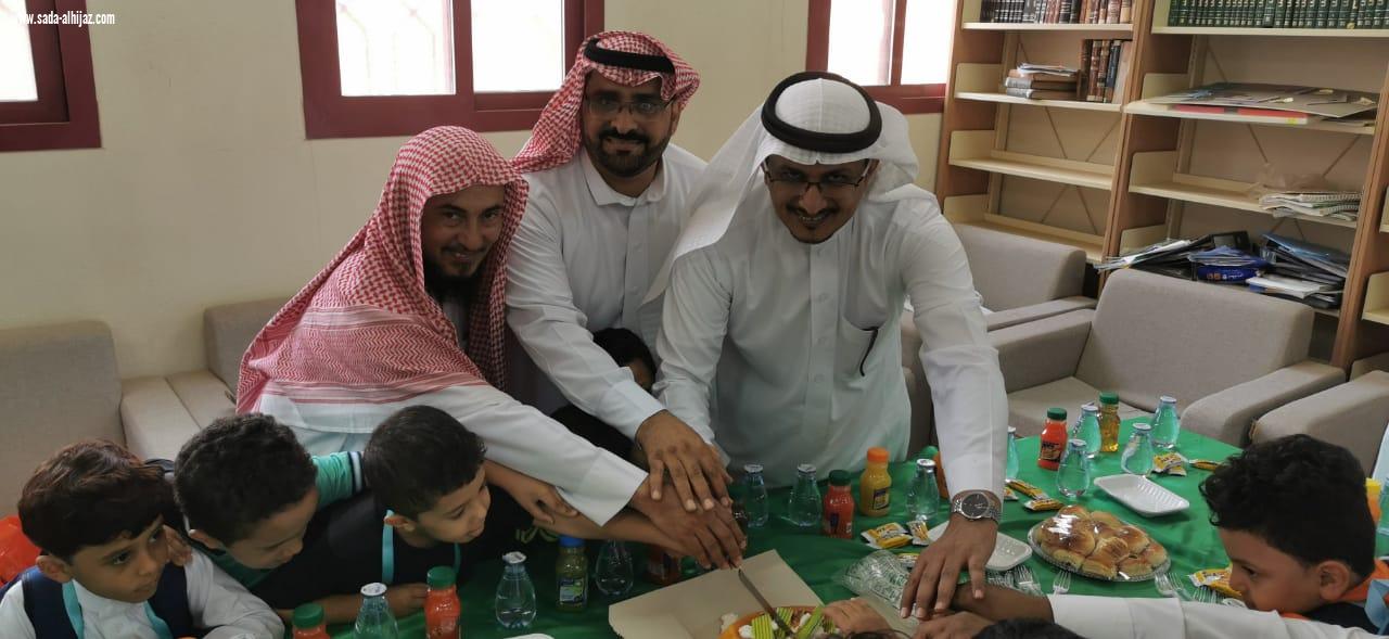 تنمية الطوال تكرم وتشارك الطلاب المستجدين ومنسوبي مدرسة عبدالملك بن مروان بالعام الدراسي الجديد