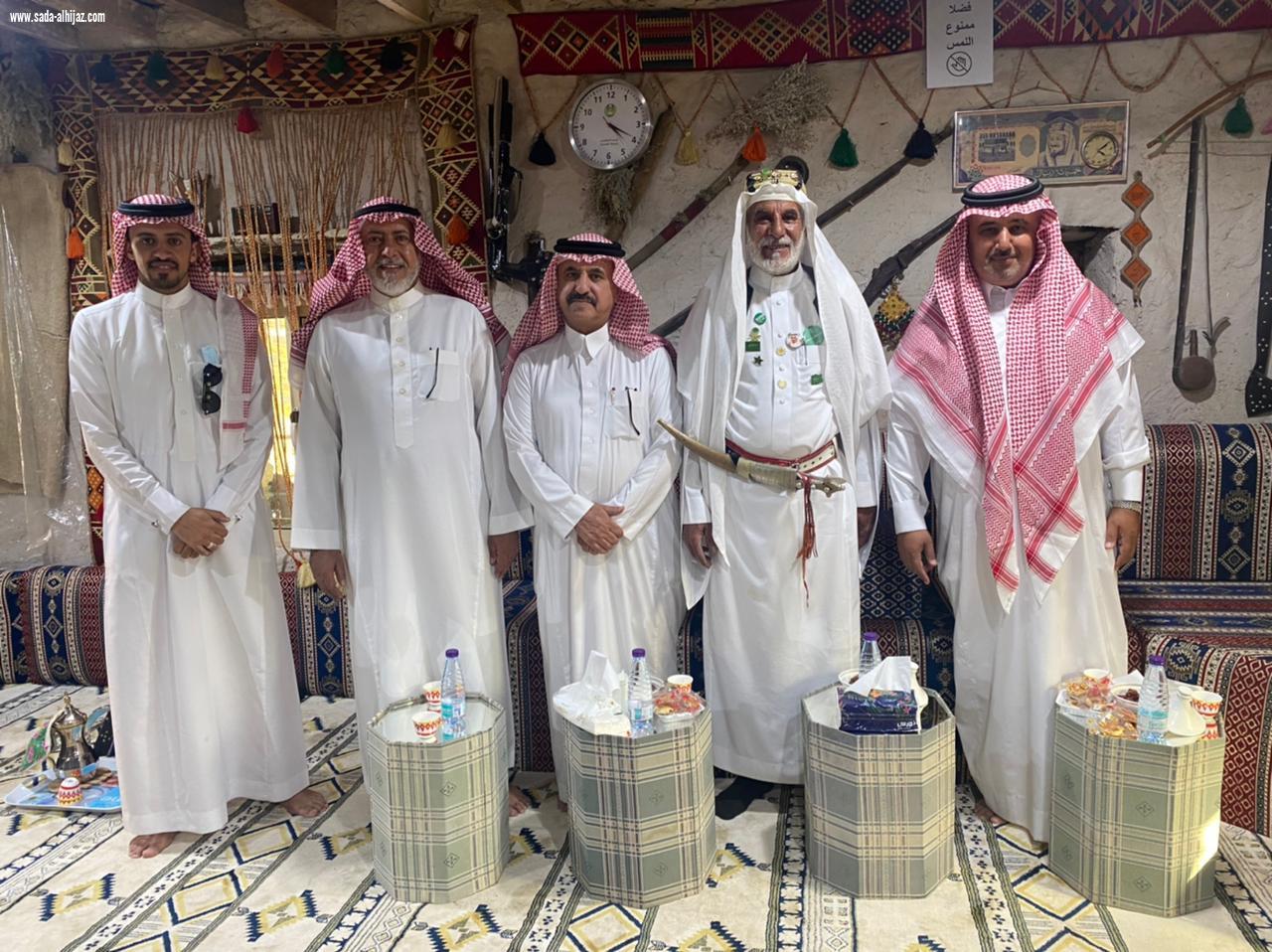 مشرفوا المواد الاجتماعية يحتفون بزميلهم الغامدي ويشاهدون قصر عمرو بن حممة الدوسي