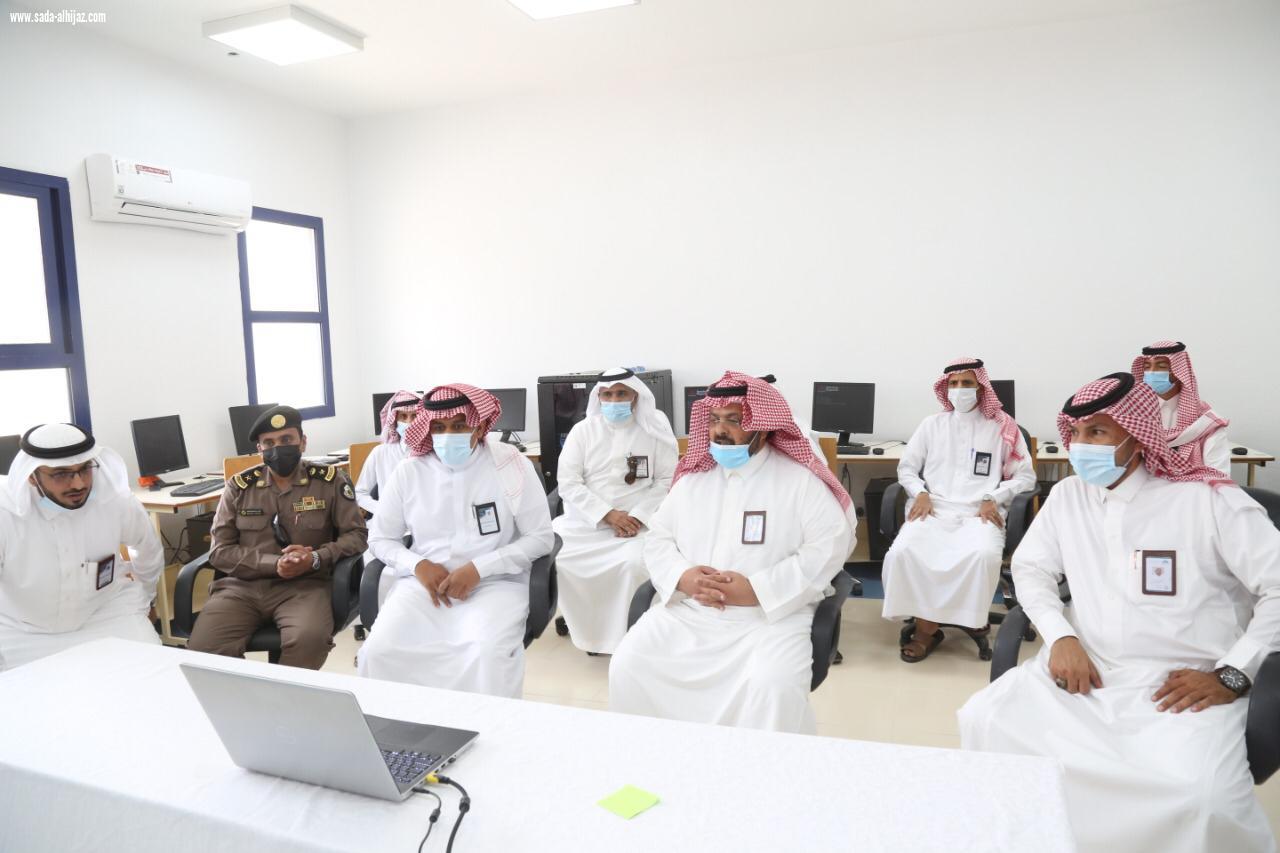 محافظ الداير بني مالك يتفقد مشاريع التعليم ويطلع على تقرير مدرستي