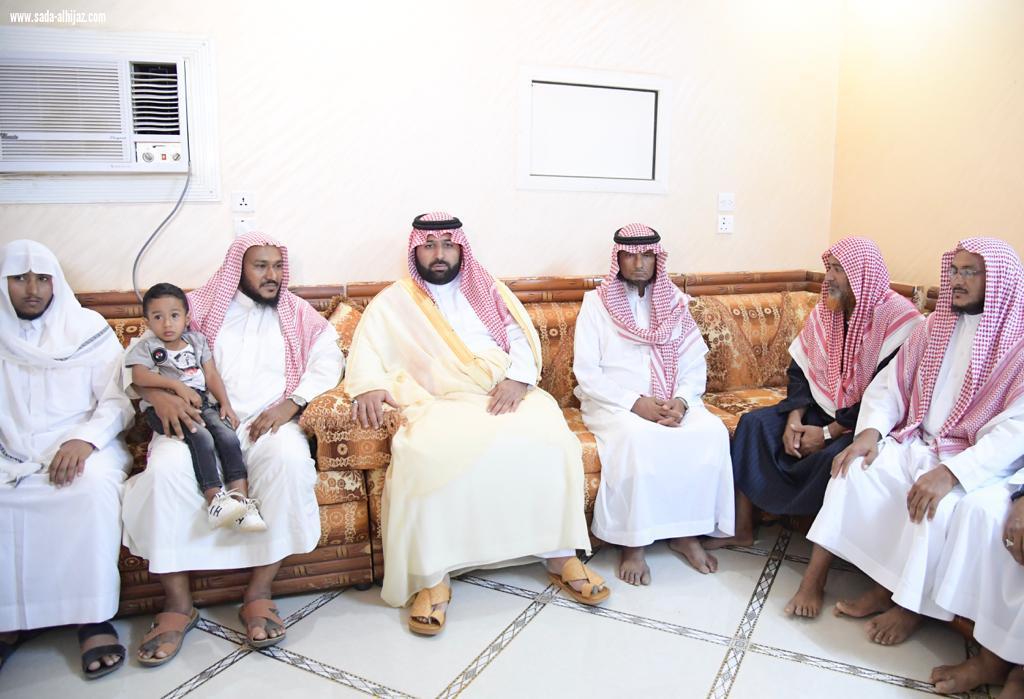 نائب أمير منطقة جازان ينقل تعازي القيادة لوالد وذوي وكيل رقيب فيصل فارس