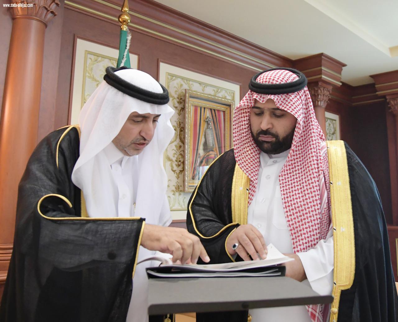 نائب أمير جازان يتسلم التقرير السنوي لابرز منجزات شركة الكهرباء بالمنطقة 