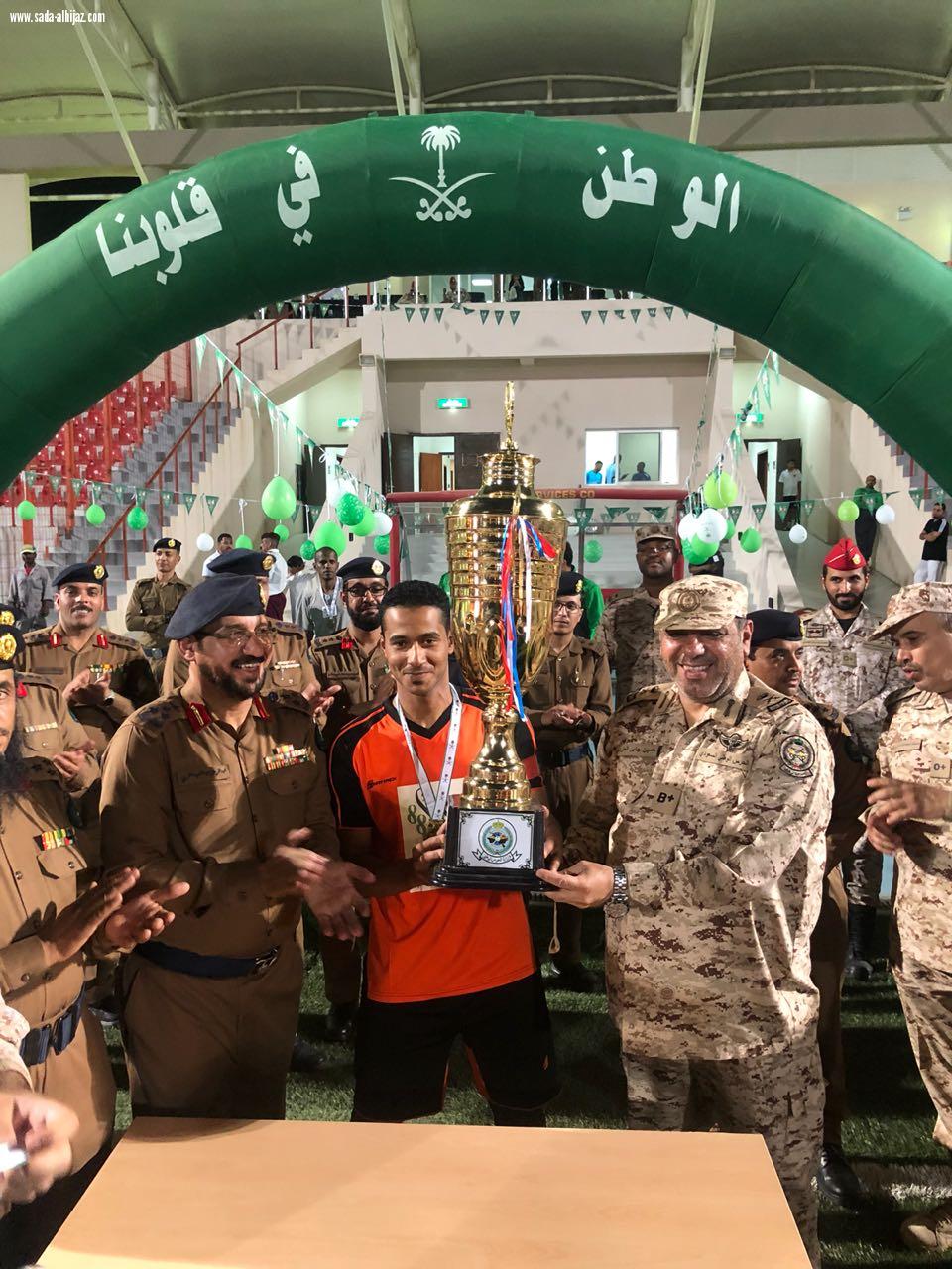 بالصور ..مدني المدينة و لواء الملك فيصل بالحرس الوطني يقيما مبارة ودية بكرة القدم احتفاء باليوم الوطني