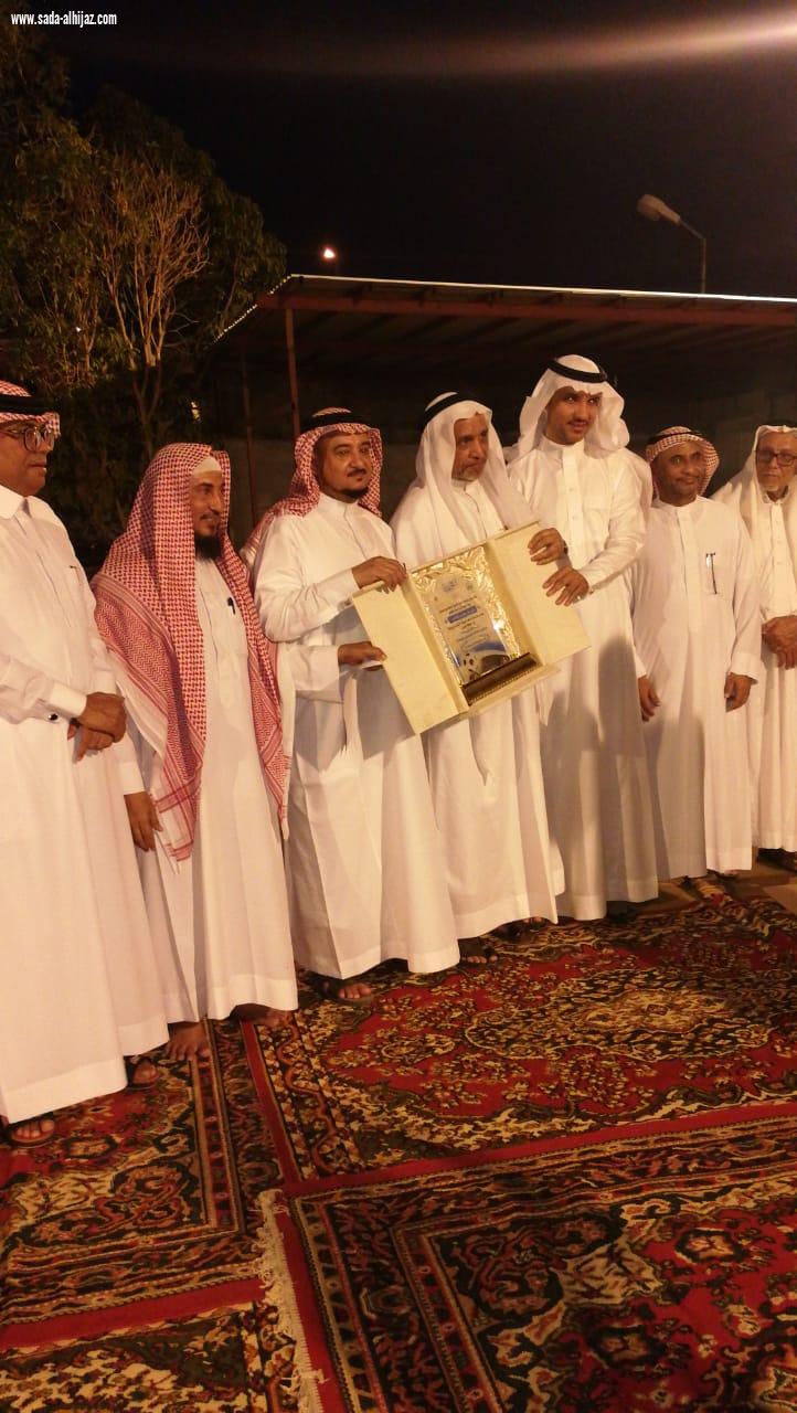 على شرف وكيل امارة منطقة جازان السابق لجنة التنمية الاجتماعية بالطوال تكريم فريق التحفيظ الرياضي